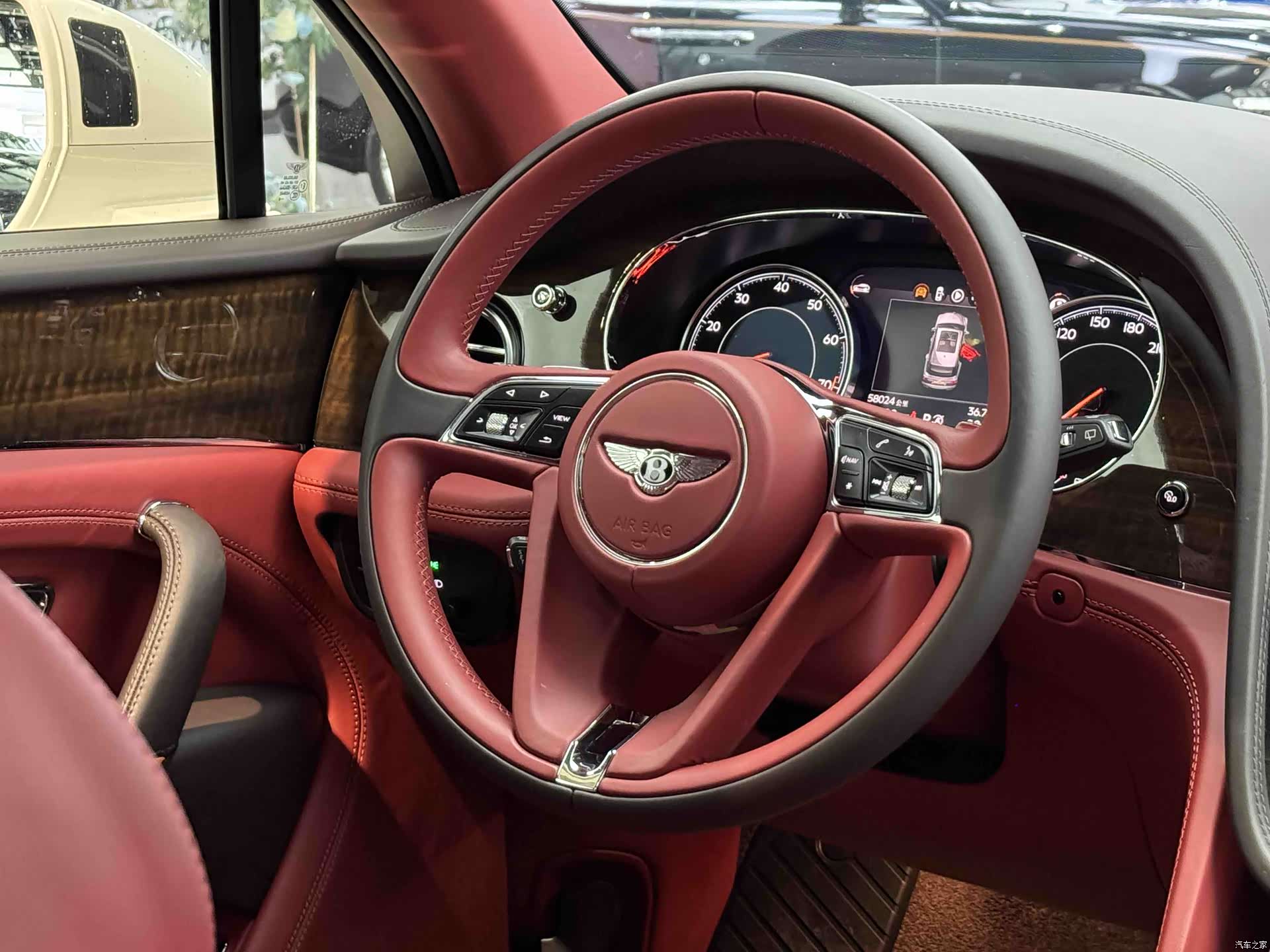 Bentley Bentayga, 2018 10
