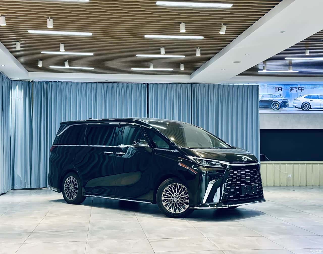 Lexus LM, 2024 3