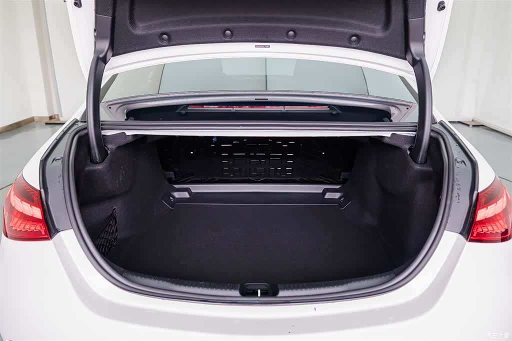 Mercedes-Benz C-Class, 2023 8