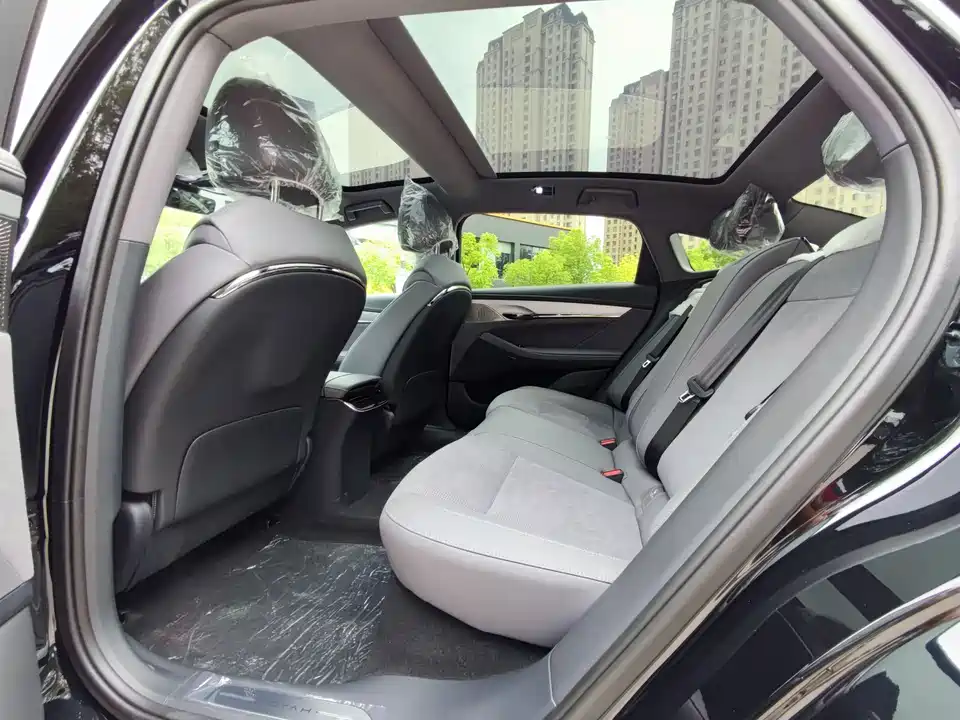 VOYAH Lantu chasing light