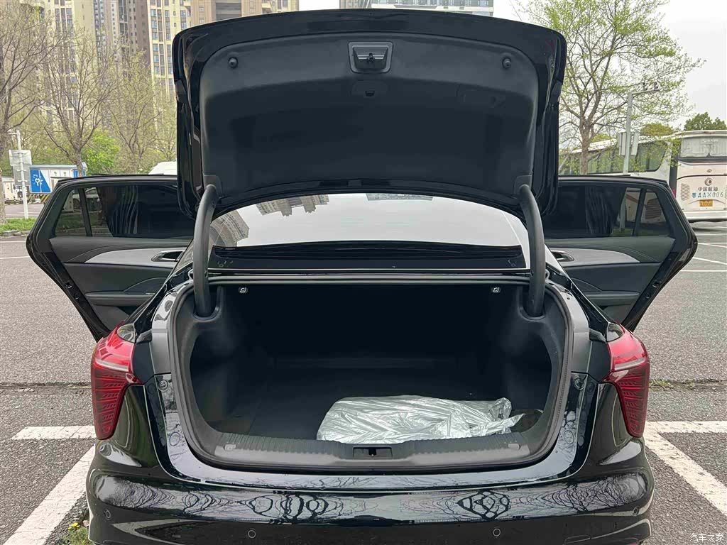 Hongqi H5, 2025 28