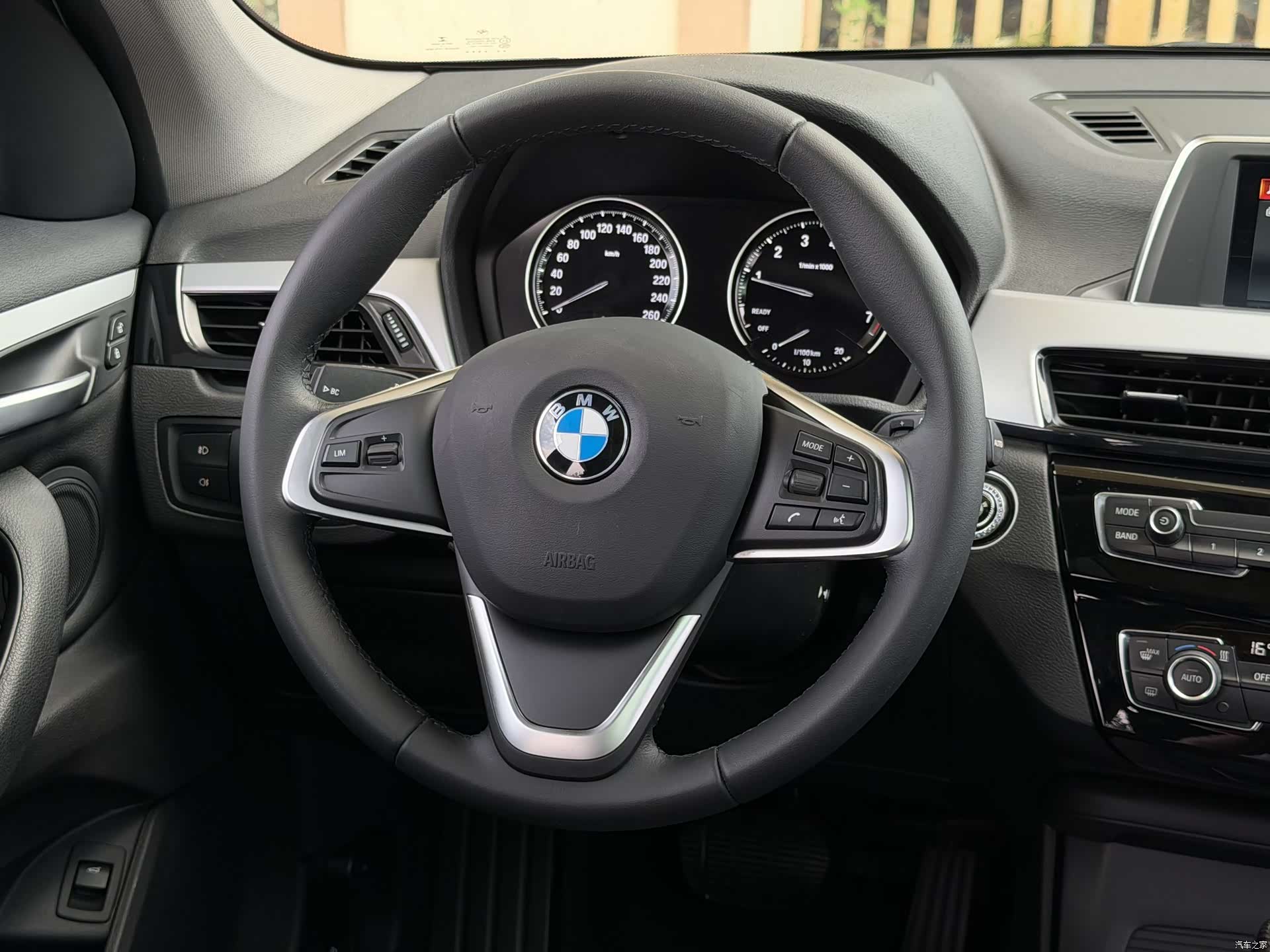 BMW X1, 2019 все фото