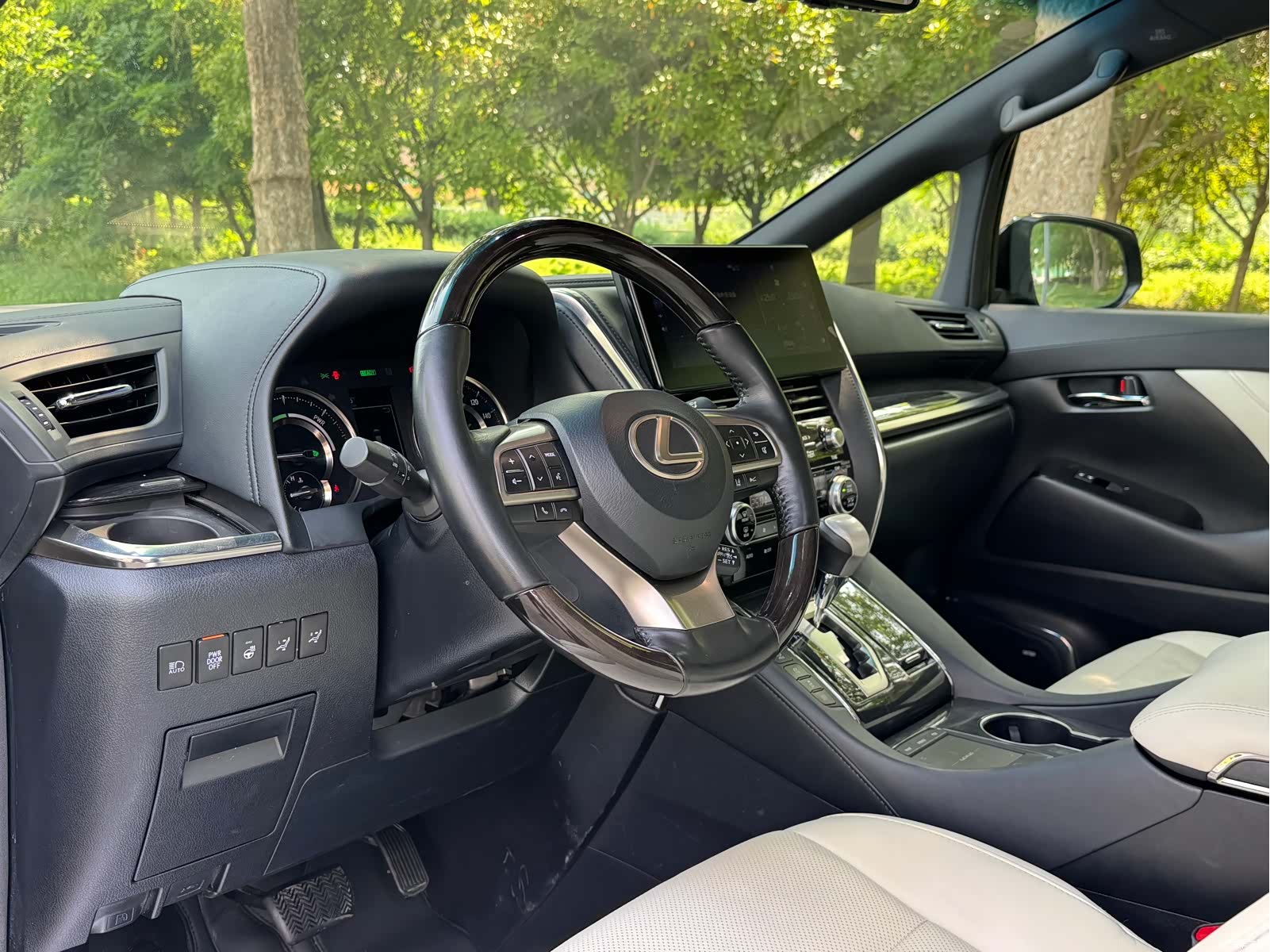 Lexus LM, 2023 7