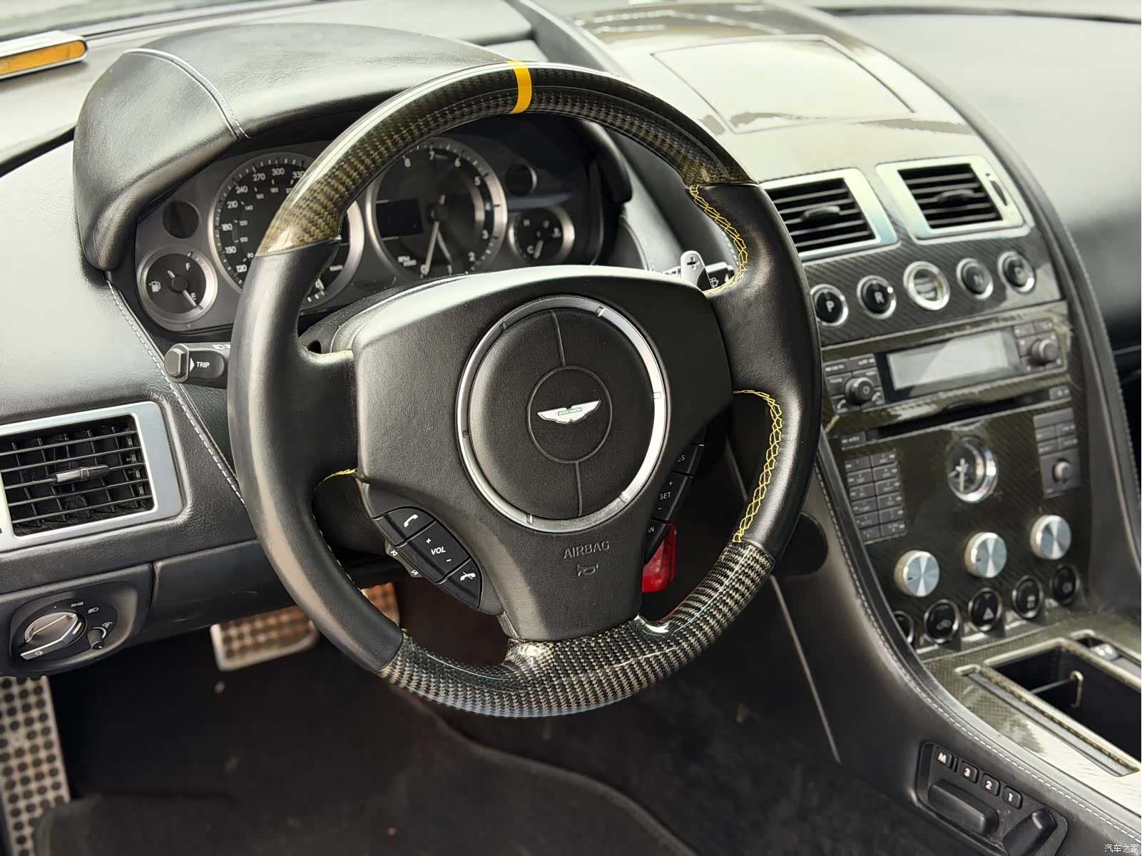 Aston Martin DB9, 2011 15