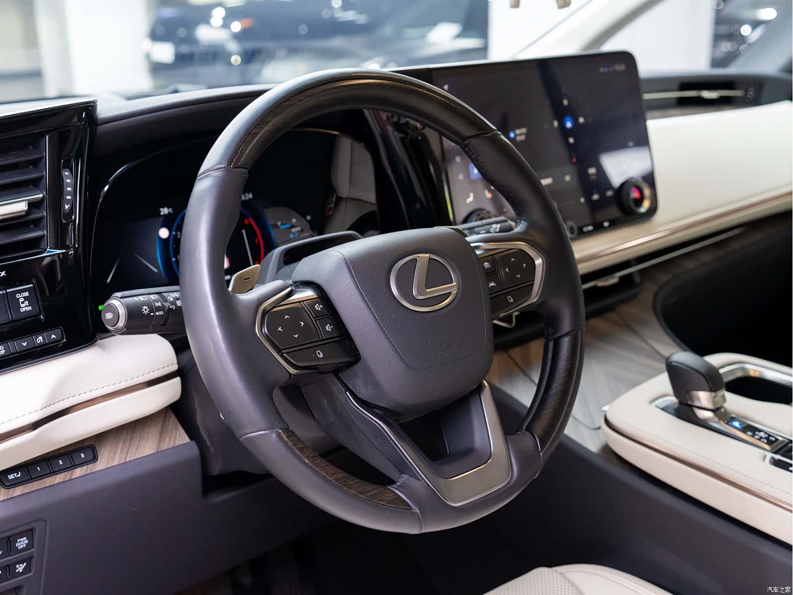 Lexus LM, 2025 7