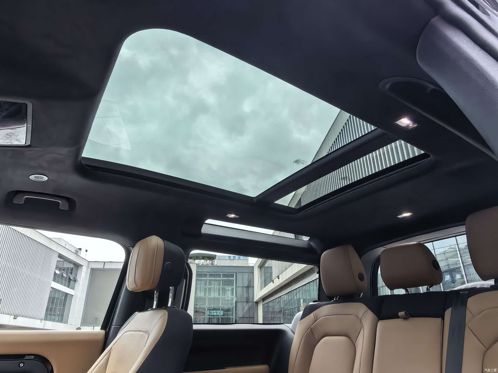 Land Rover Defender, 2025 12