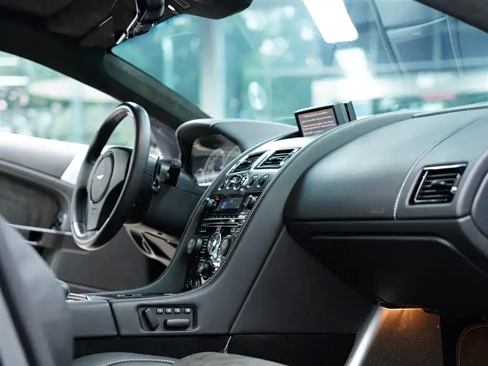 Aston Martin DBS Aston Martin DBS