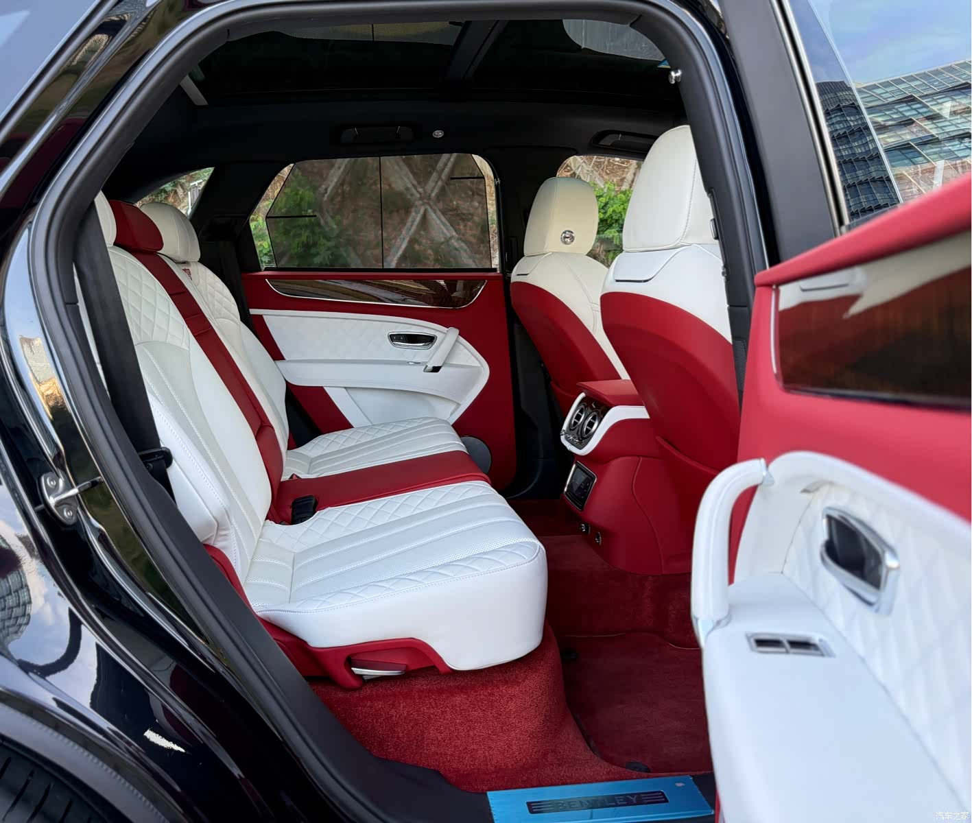 Bentley Bentayga, 2017 10