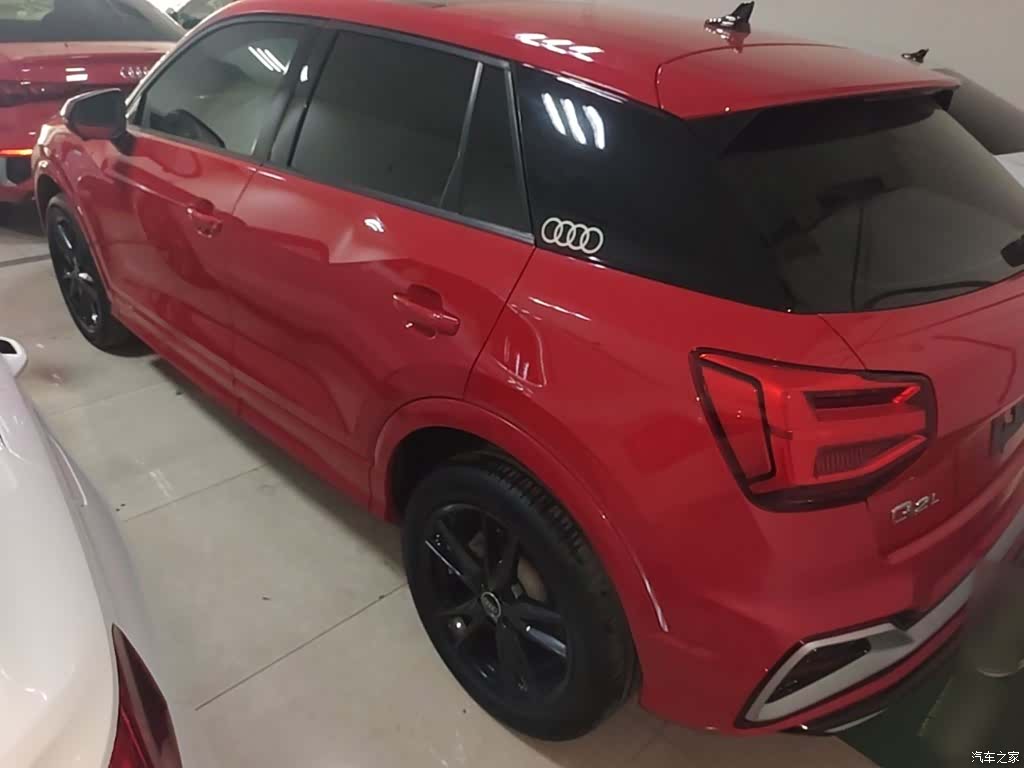 Audi Q2L, 2023 все фото