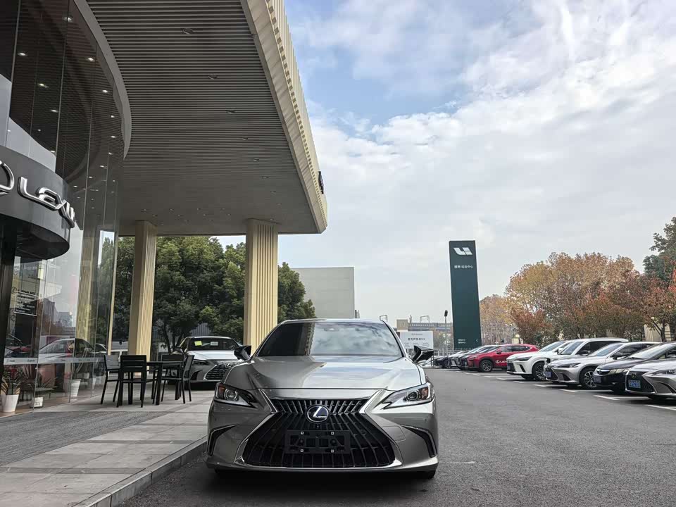 Lexus ES