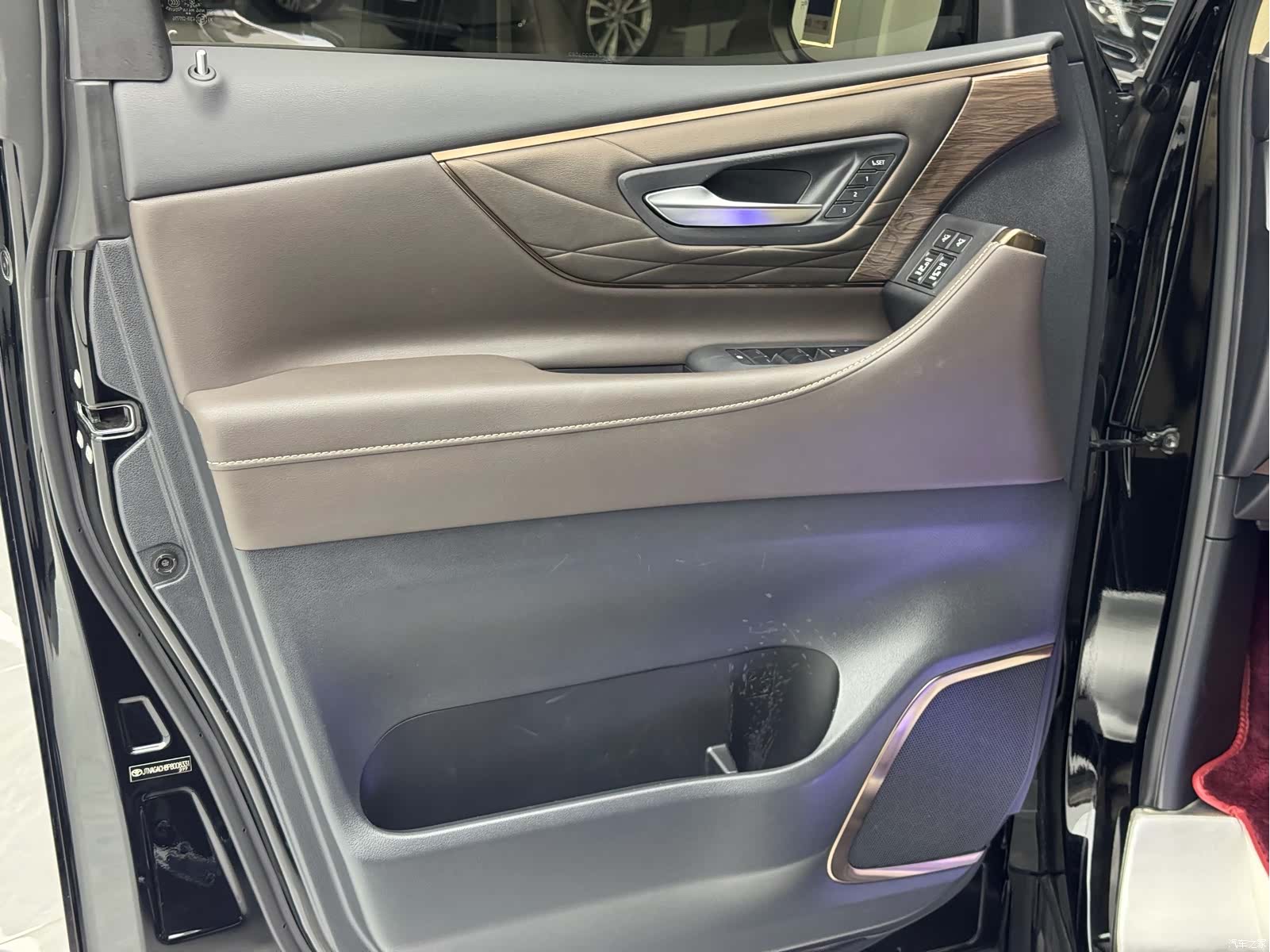 Toyota Alphard, 2023 14