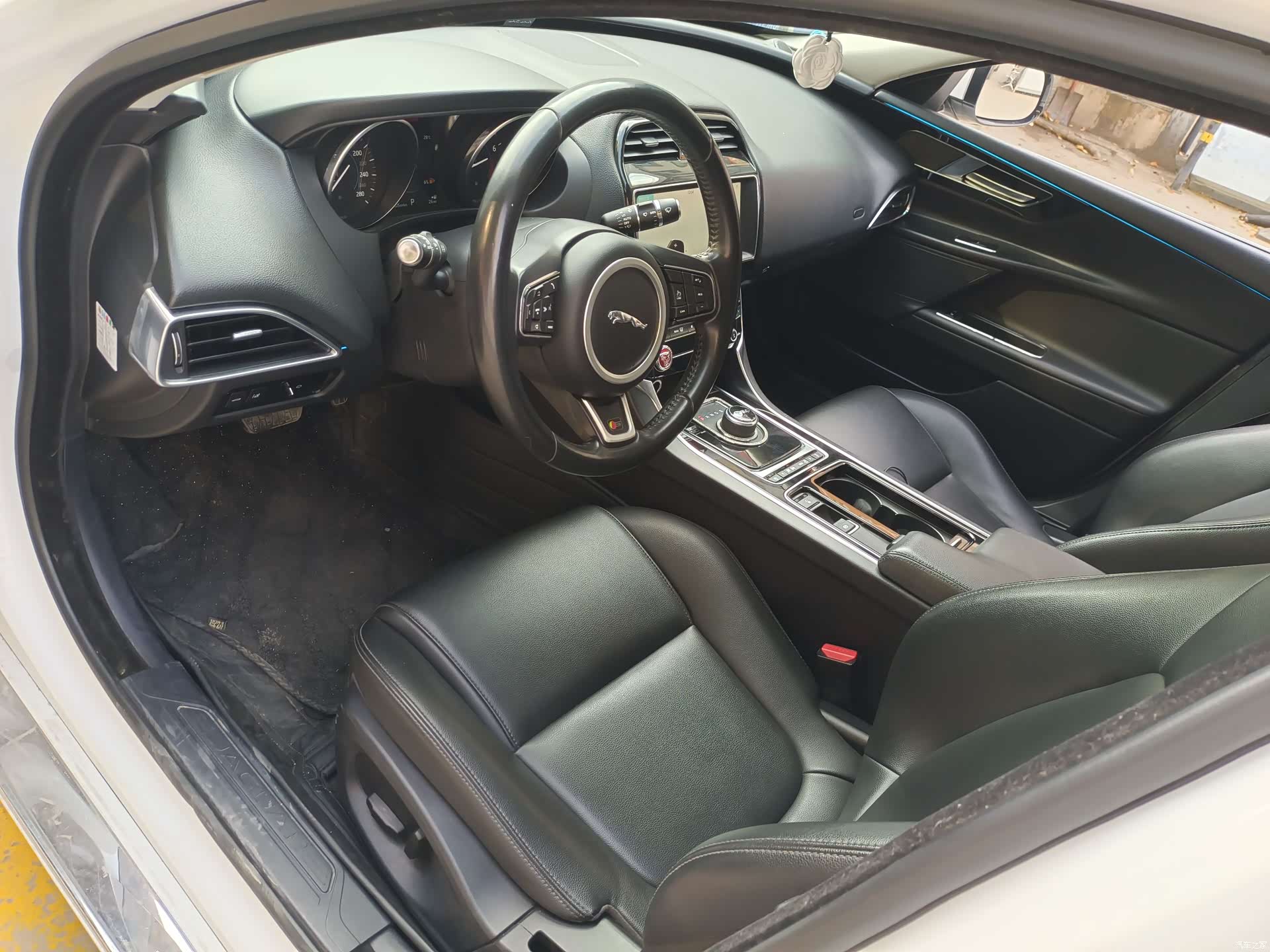 Land Rover XEL, 2019 16