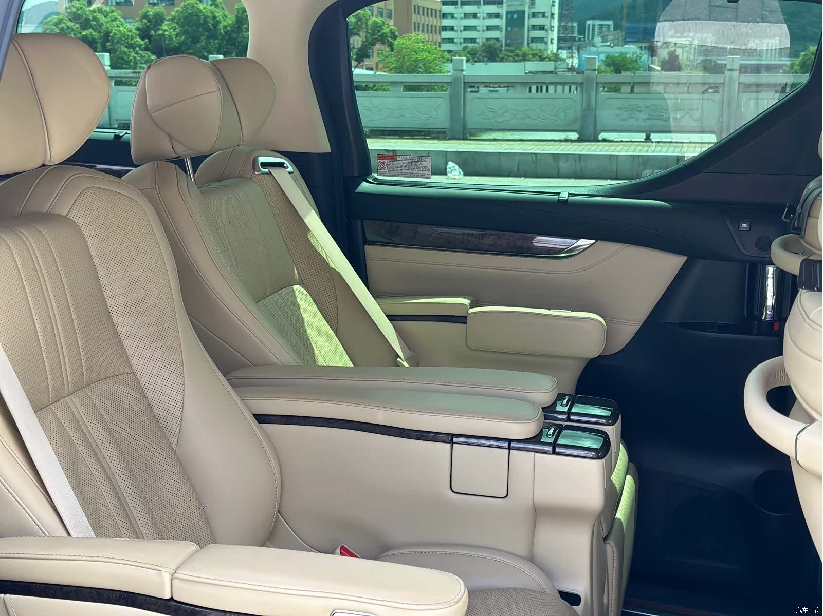 Toyota Alphard, 2022 все фото