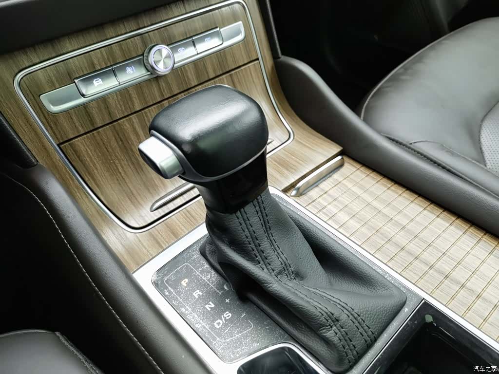Roewe RX8, 2021 13