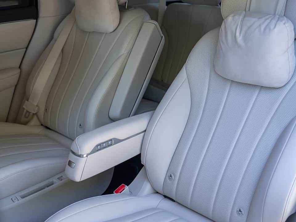 AITO Ask the world M8