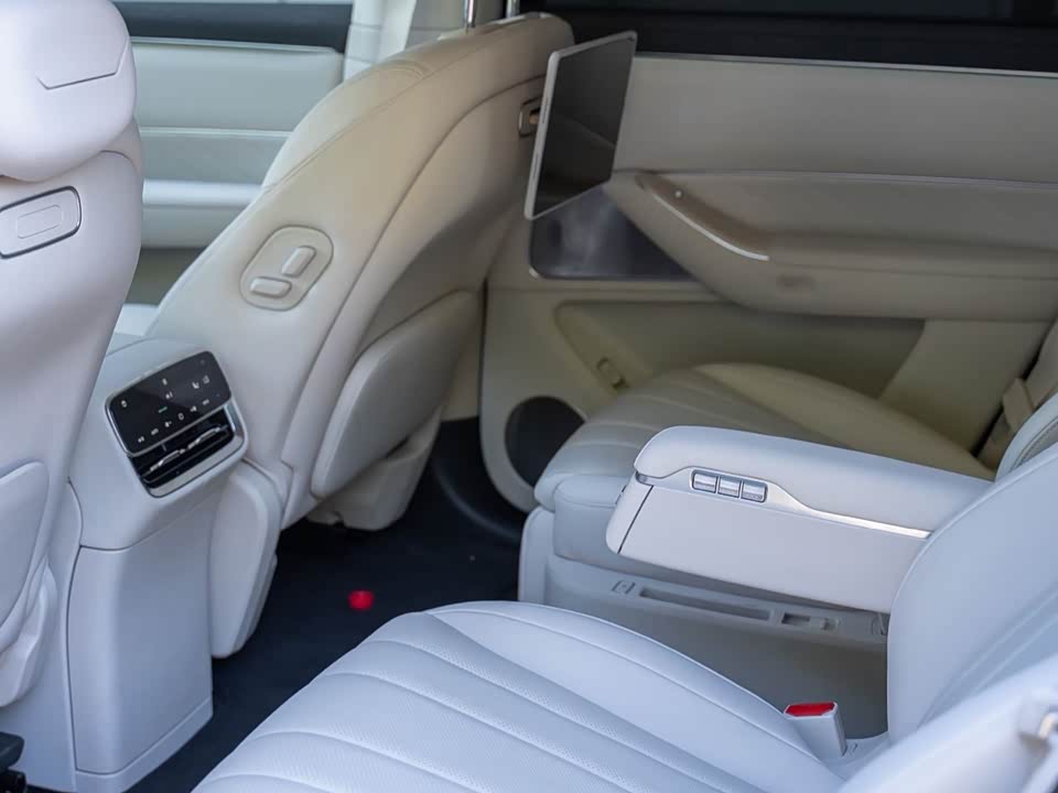 AITO Ask the world M8