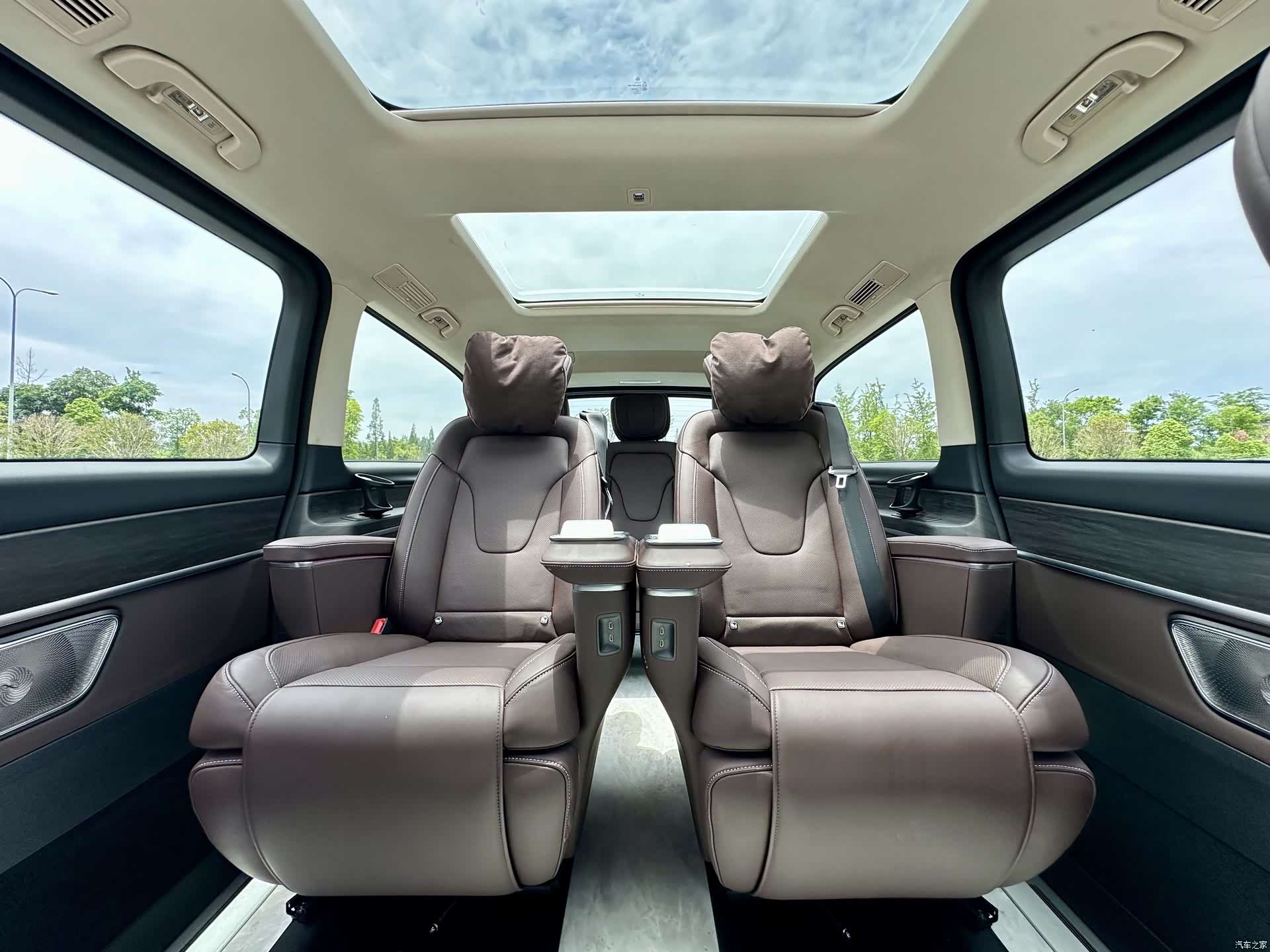 Mercedes-Benz V-Class, 2025 10