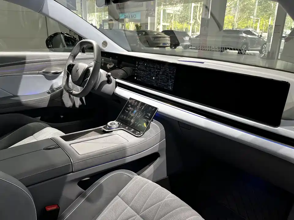 VOYAH Lantu chasing light