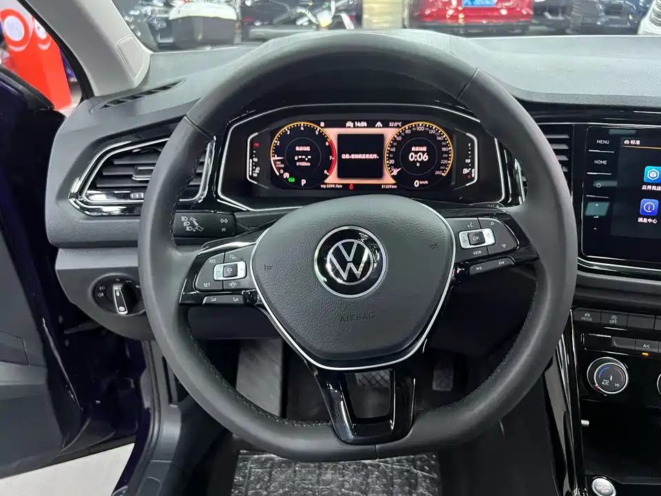 Volkswagen T-ROC exploring Songs