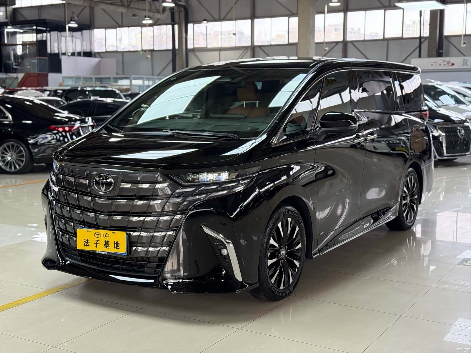 Toyota Alphard, 2023 3