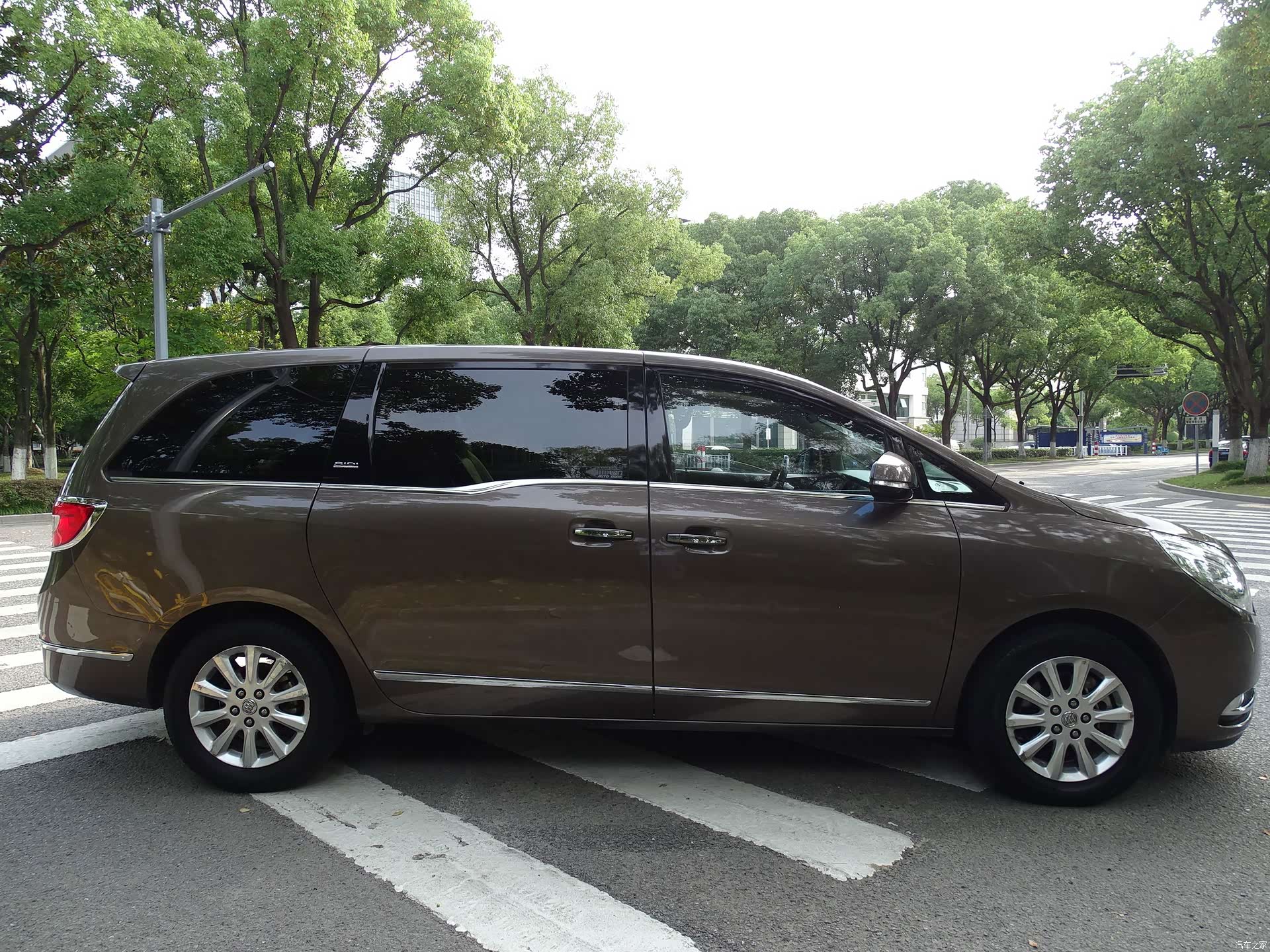 Buick GL8, 2011 4
