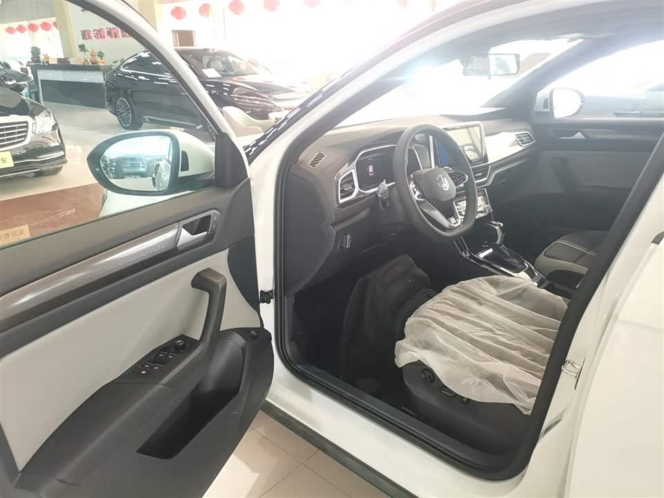 Volkswagen T-ROC exploring Songs