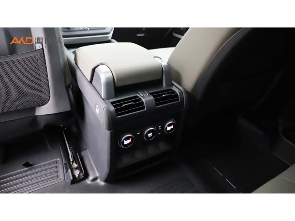 Land Rover Defender, 2023 9