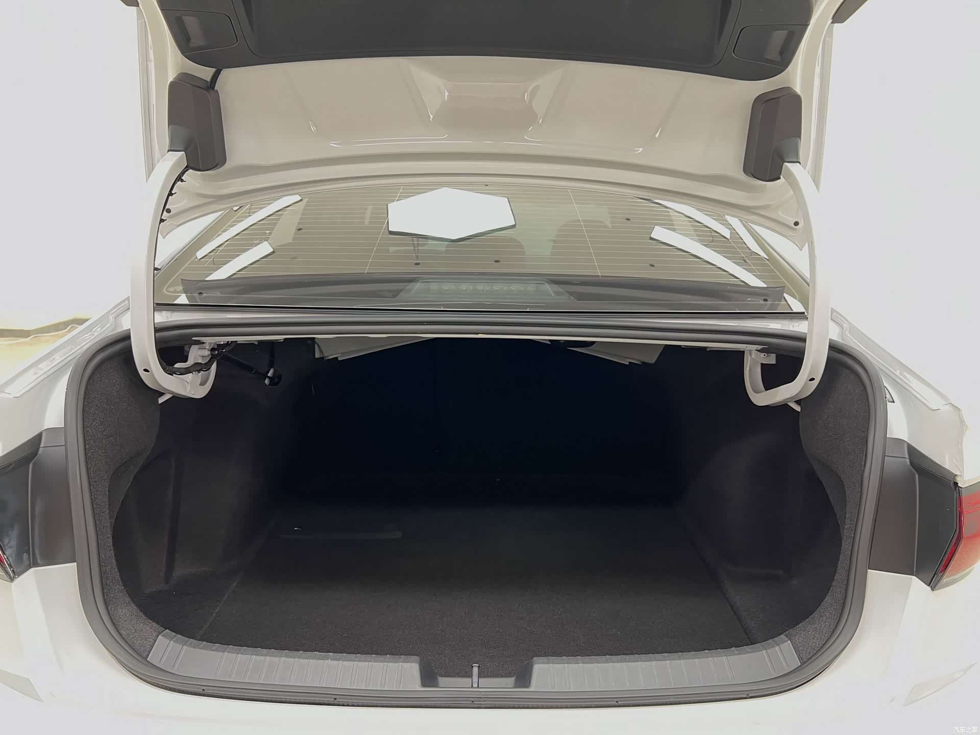 Volkswagen Sagitar, 2023 26