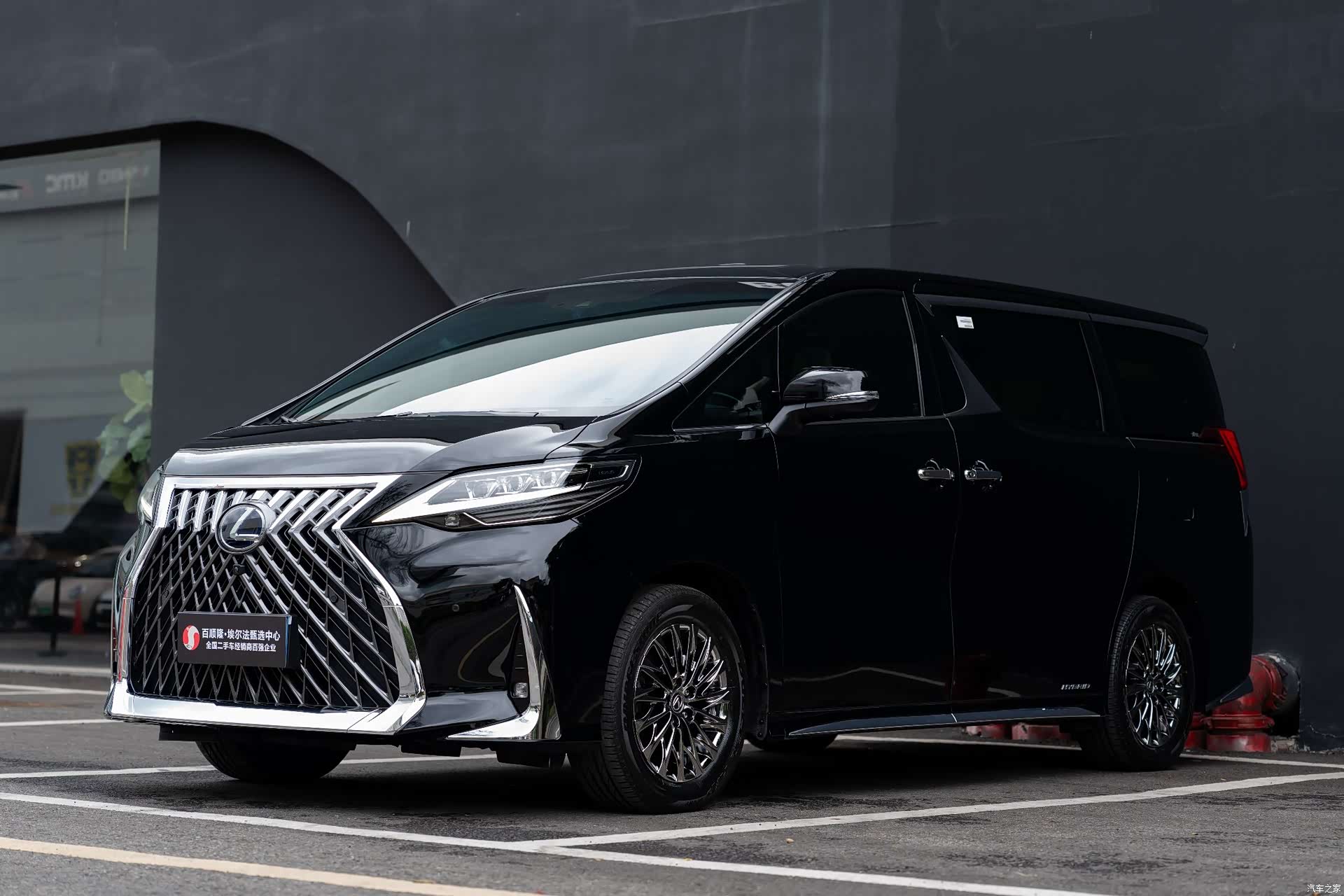 Lexus LM