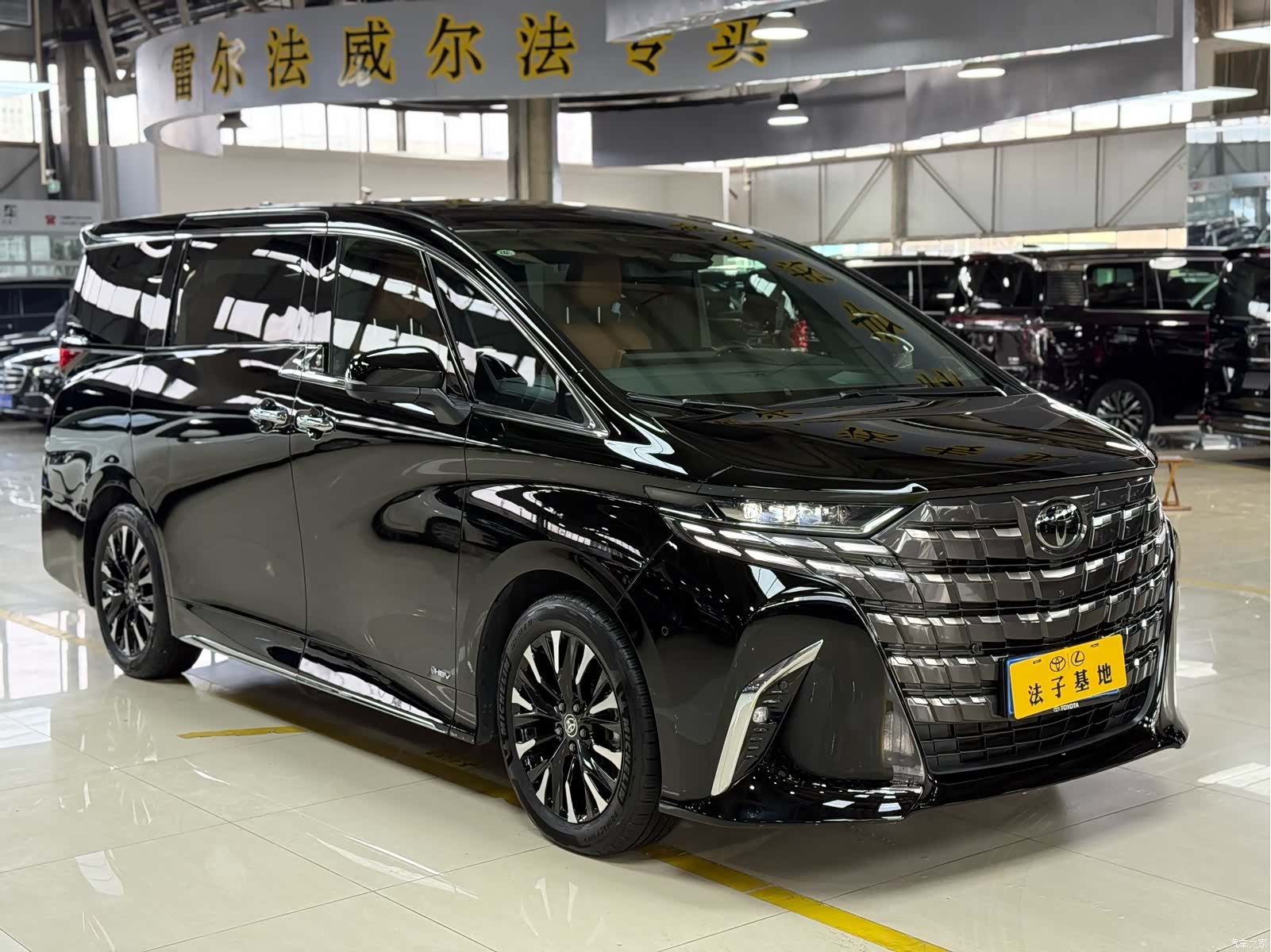 Toyota Alphard, 2023 все фото