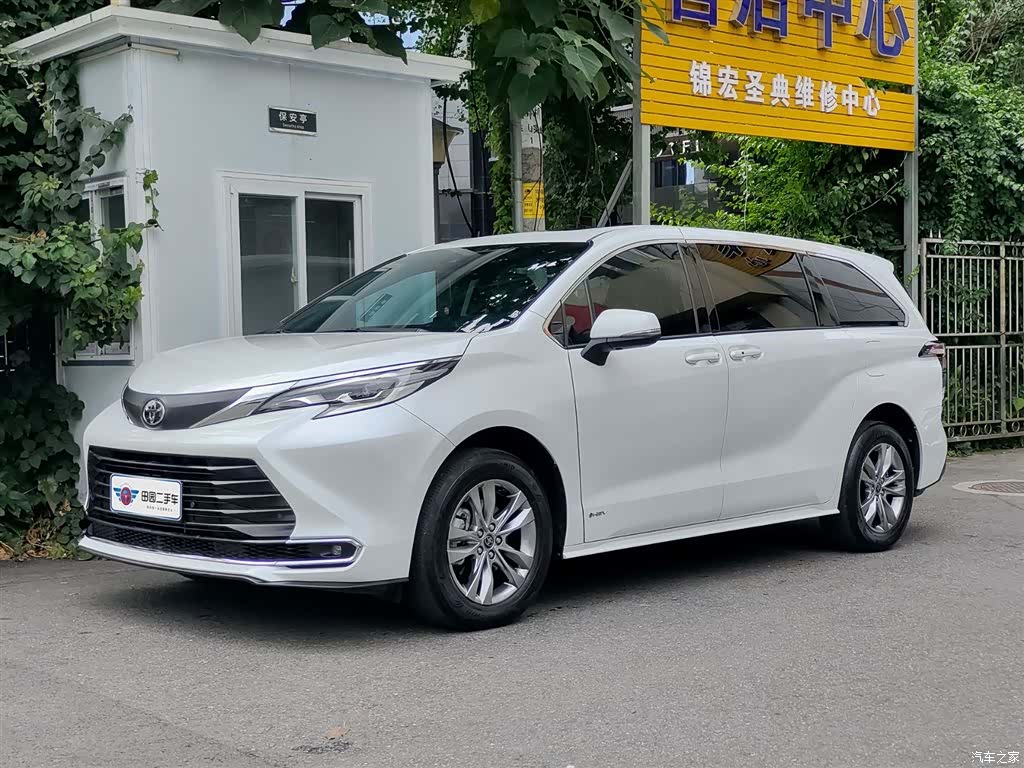 Toyota Sienna, 2024 1