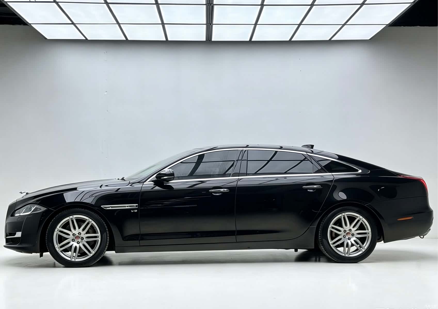Jaguar XJ, 2019 3