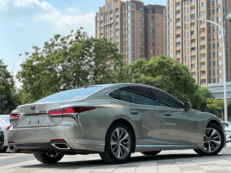 Lexus LS