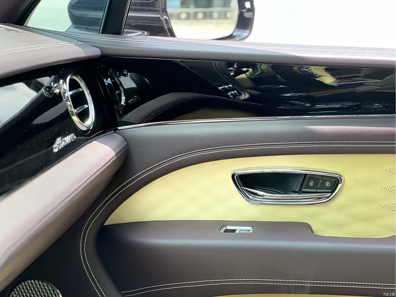 Bentley Bentayga, 2023 27