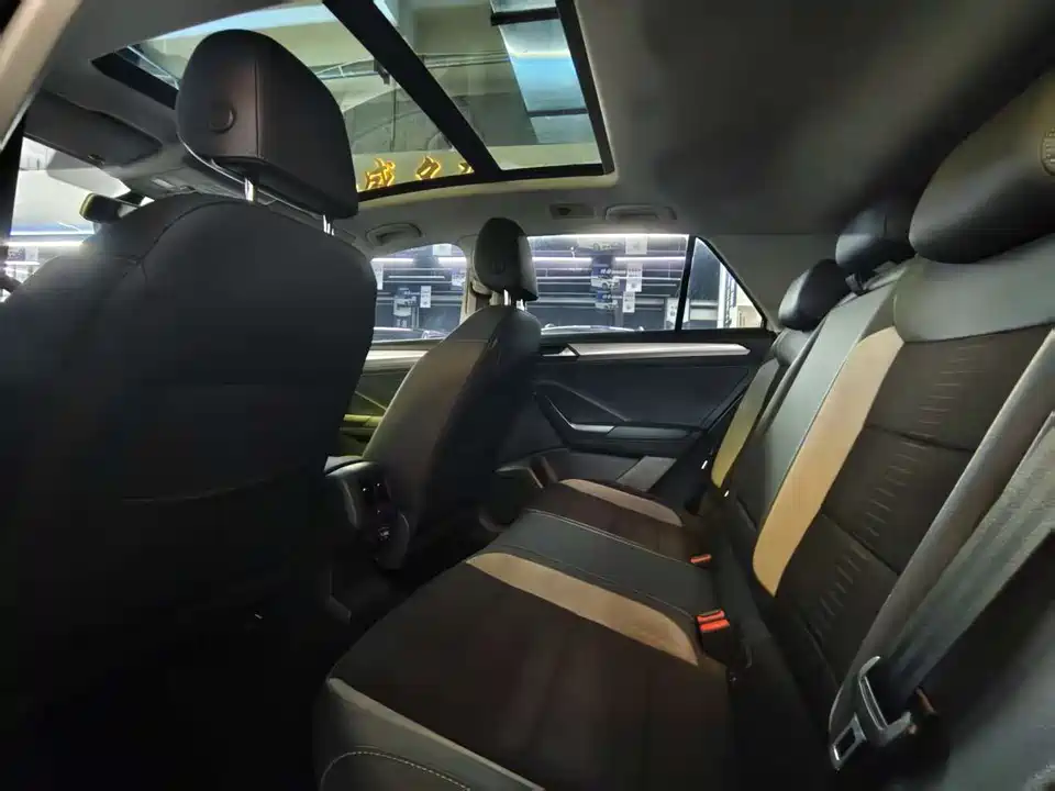 Volkswagen T-ROC exploring Songs