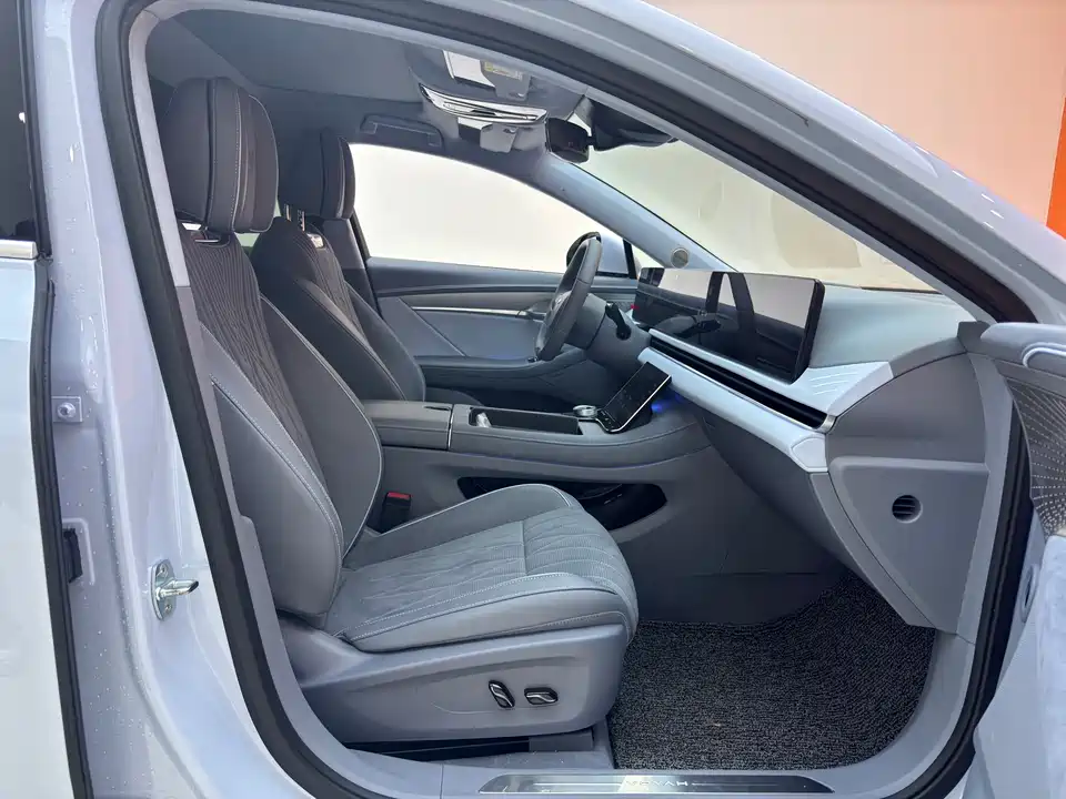 VOYAH Lantu chasing light