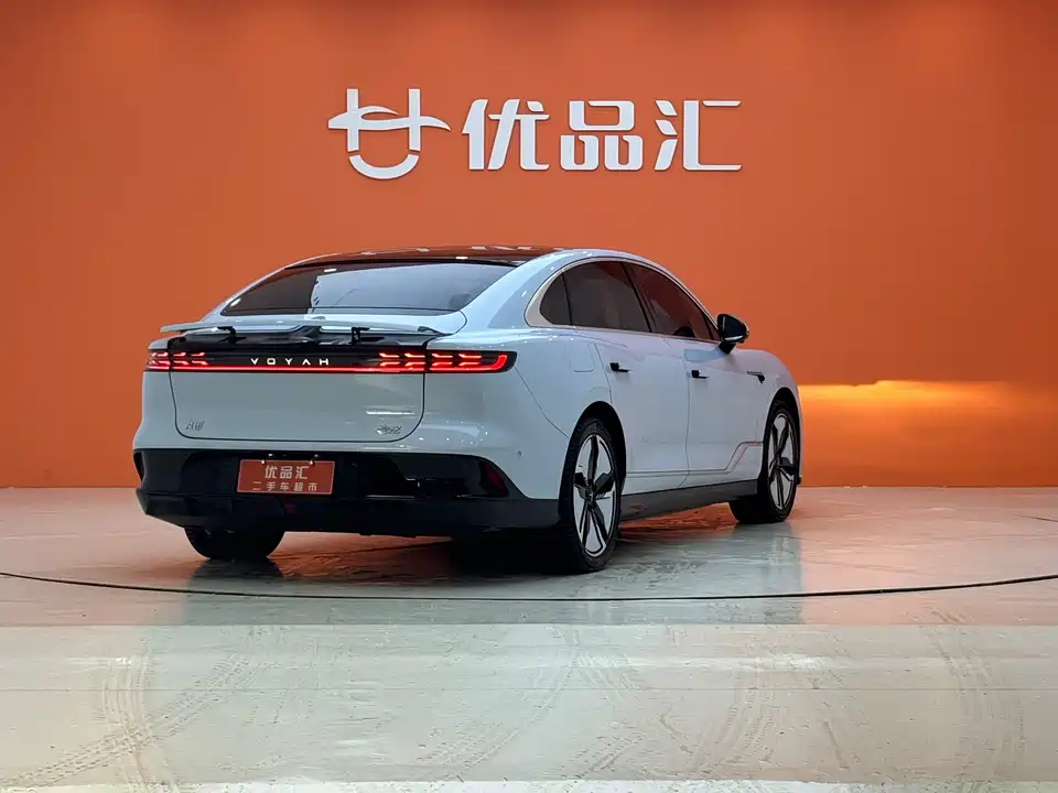 VOYAH Lantu chasing light