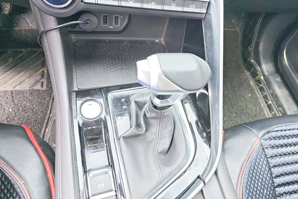 DongFeng AX7, 2019 16