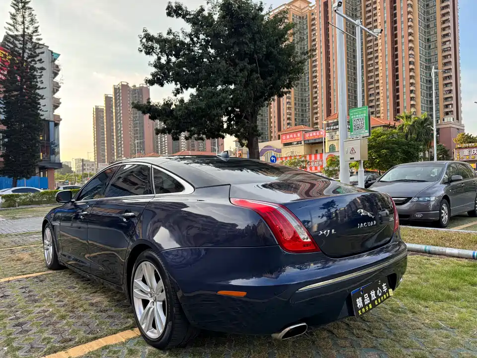 Jaguar XJ