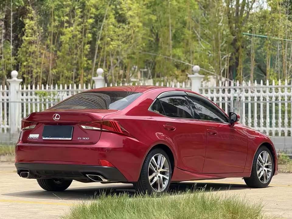 Lexus IS