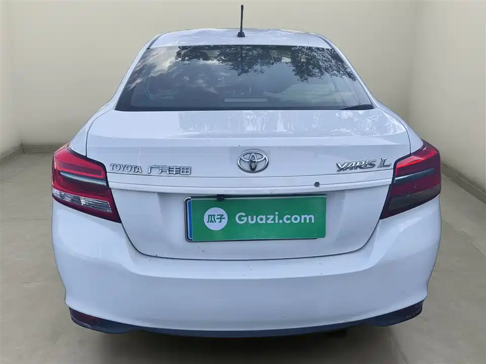 Toyota YARiS L to enjoy