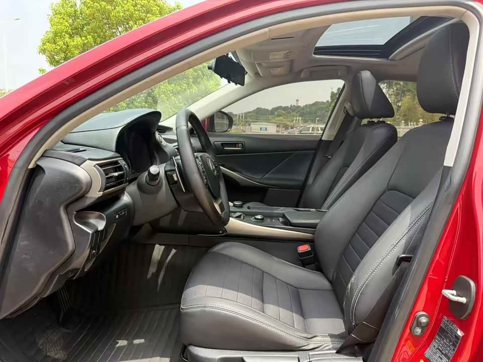 Lexus IS