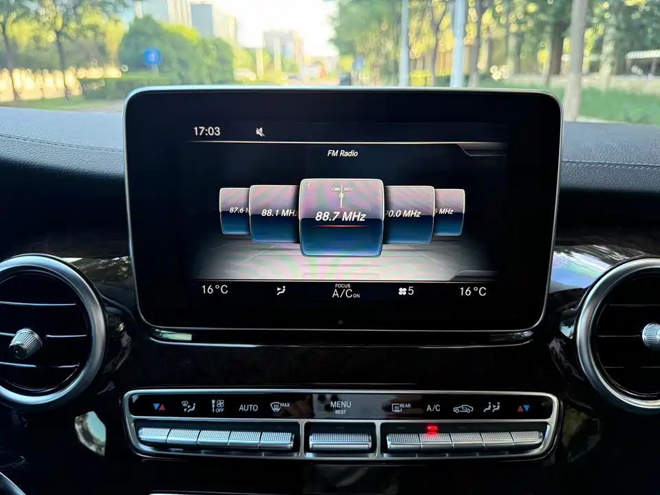 Mercedes-Benz V-class