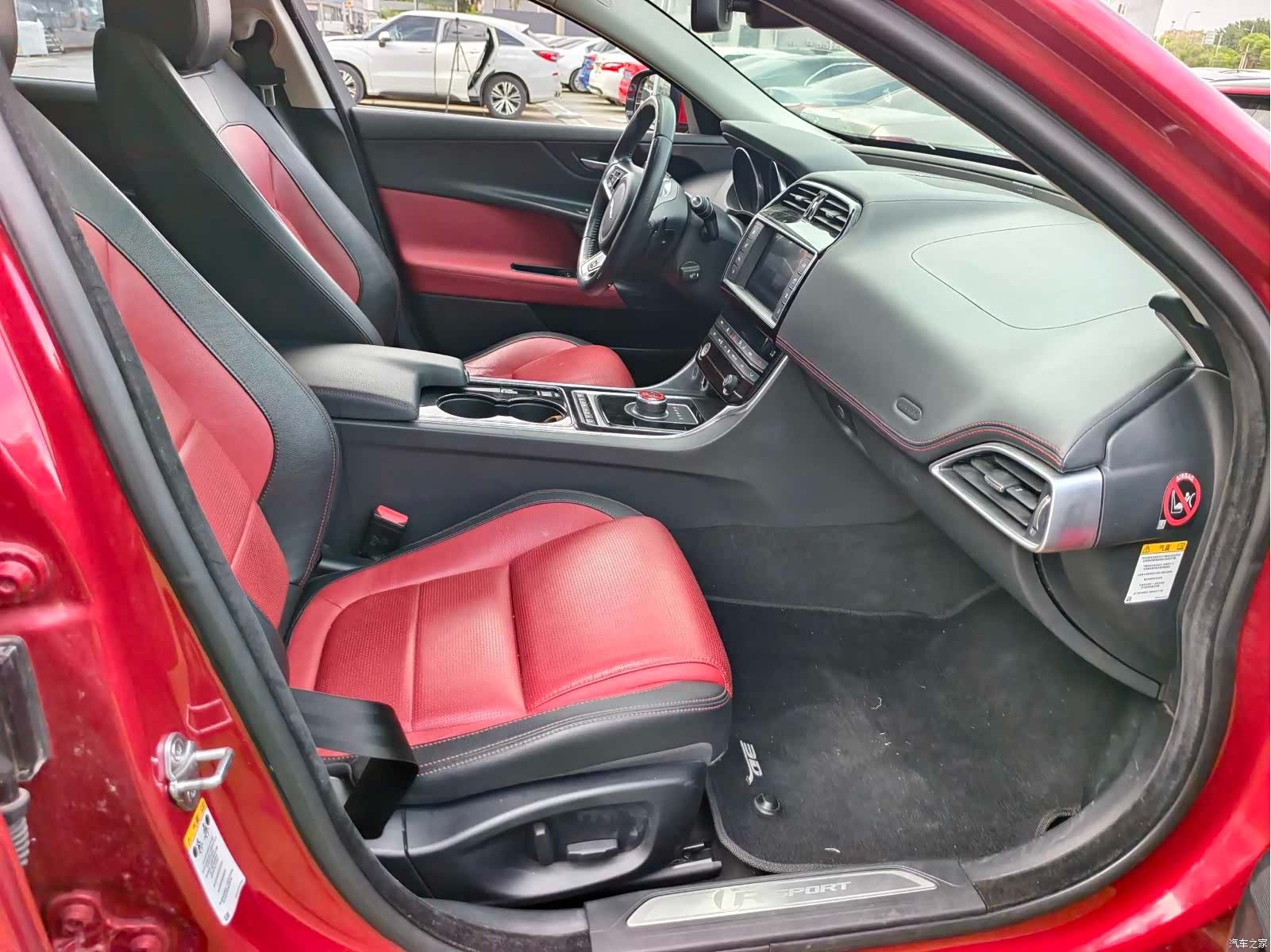 Jaguar XE, 2017 14