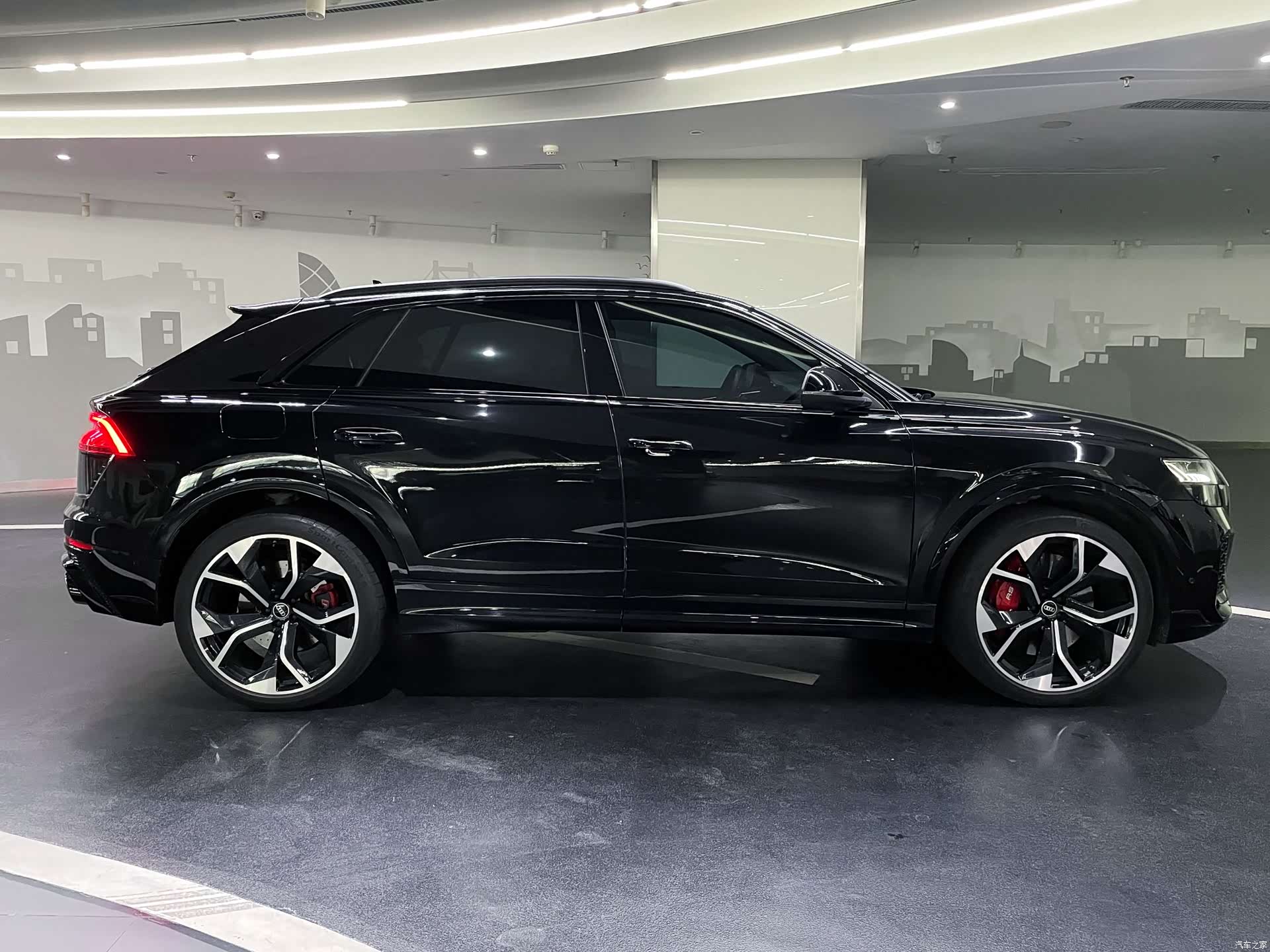 Audi Q8, 2022 6