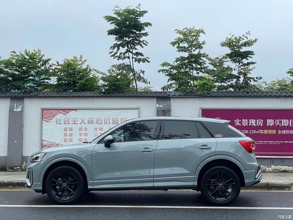 Audi Q2L, 2023 все фото