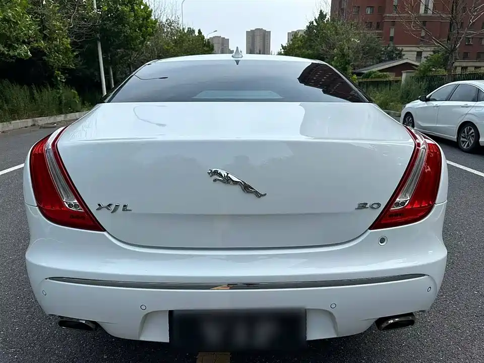 Jaguar XJ