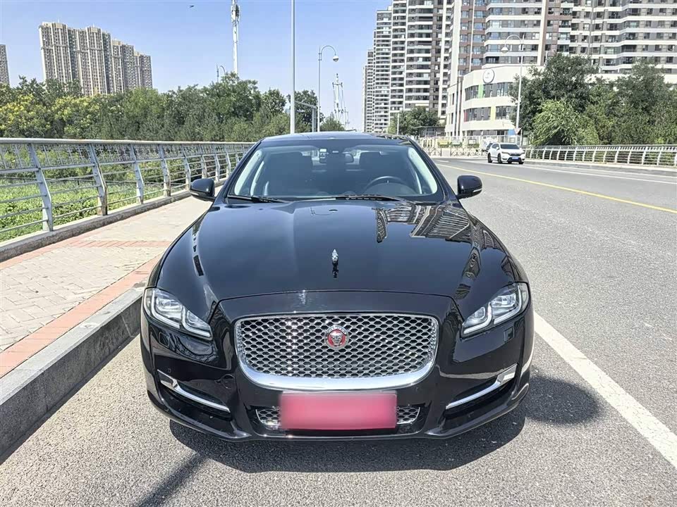 Jaguar XJ