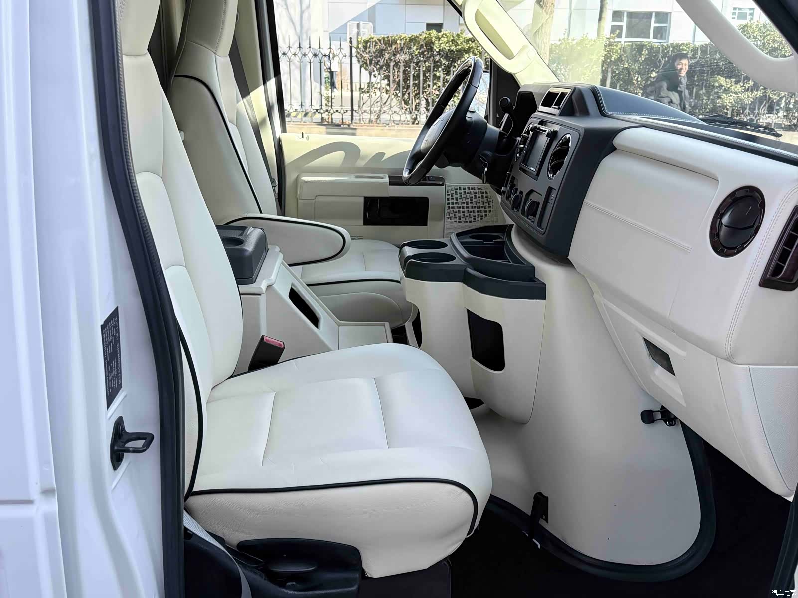 Ford E350, 2015 23