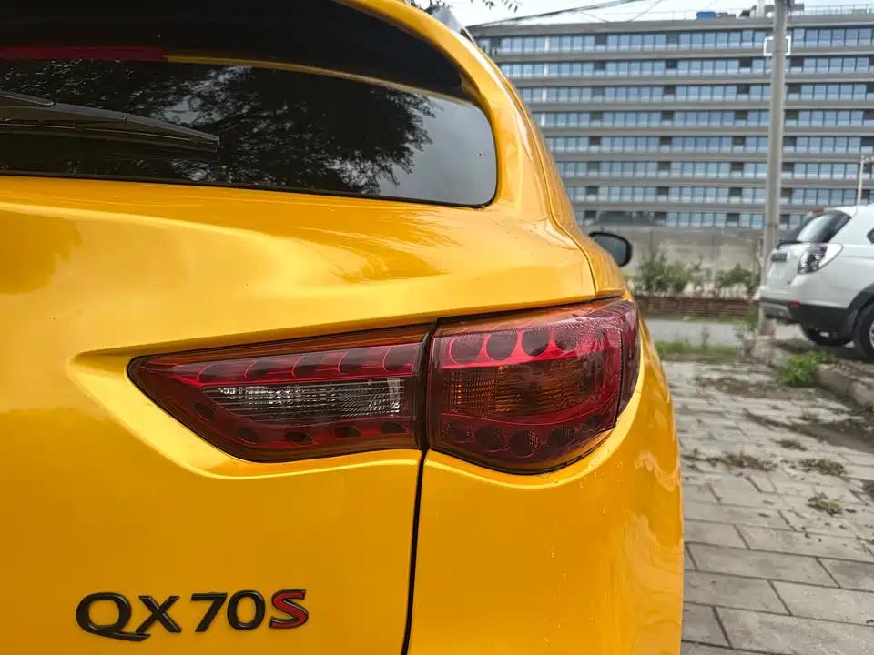 Infiniti QX70